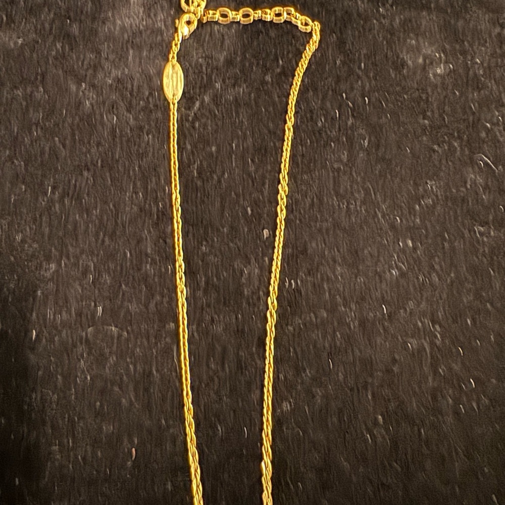 Louis Vuitton Gold Necklace with Iconic LV Pendant M00596 - Picture 3 of 6